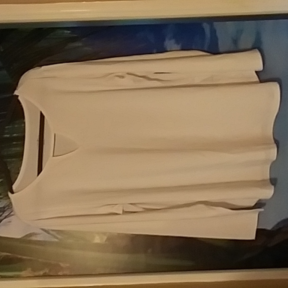 Elizabeth & Clark soft v Tee